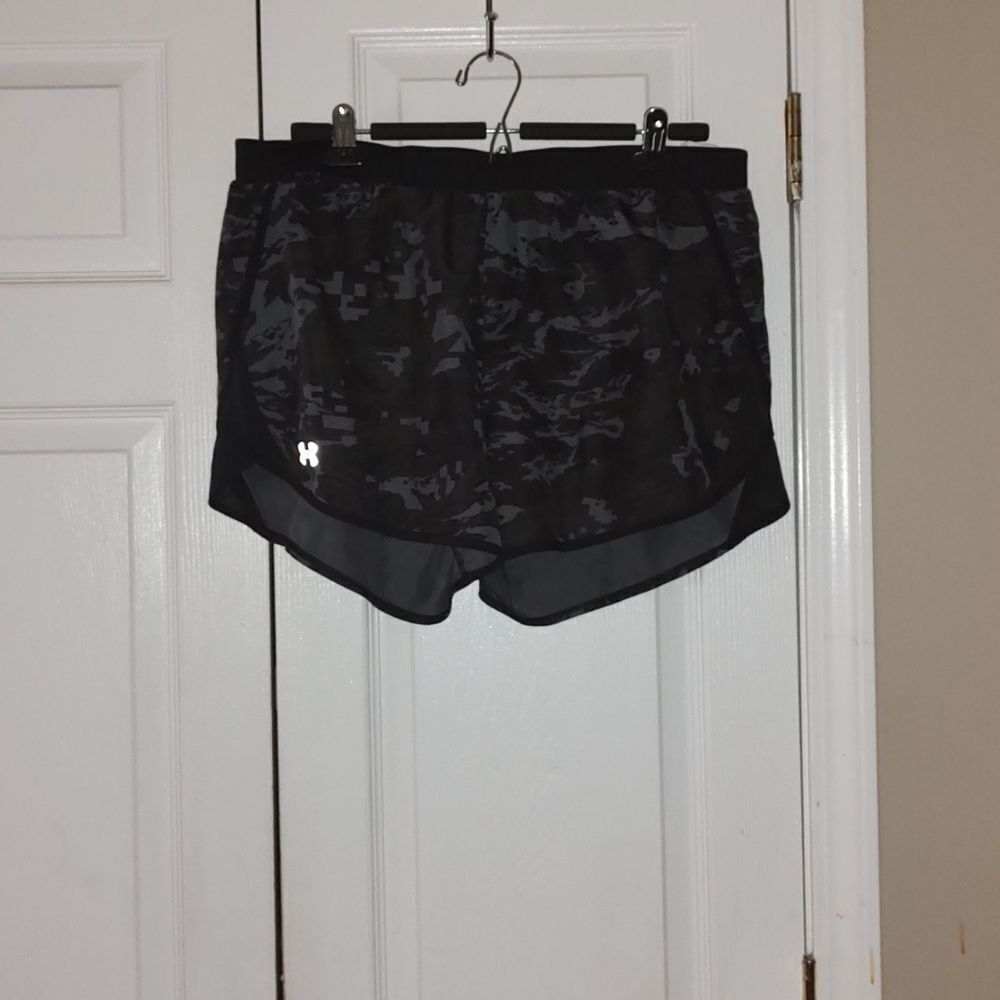 Under Armour black  gray camo  loose running shorts  Sz XL
